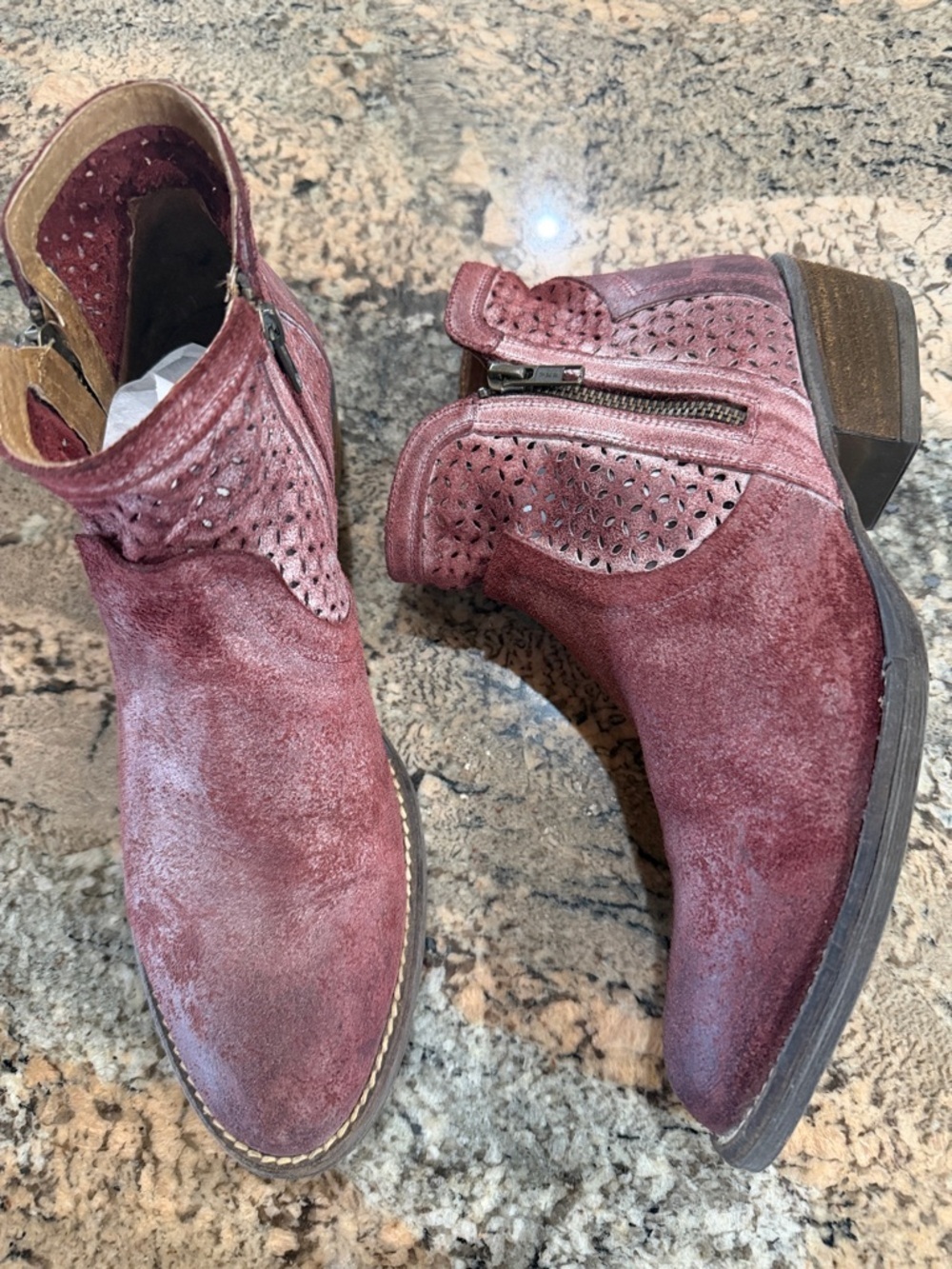 💖Corkys Distressed Burgundy Suede Ankle Boots !